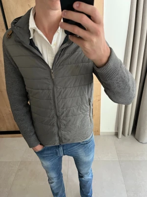 Grå cardigan jacka från Massimo Dutti - Säljer en riktigt snygg grå cardigan jacka från Massimo dutti i bra skick! 😊                                     📐| Storlek: M  👖| Märke: Massimo Dutti  🔎 | Skick: 7.5/10 (bra skick)  ✍🏻 | Skriv om du har några frågor 
