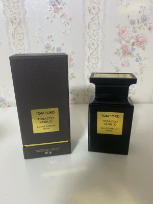 Tom Ford Tobacco Vanille 100ml - Lyxig Eau de Parfum med 100 ml volym. Ingredienser: Alcohol Denat, Fragrance (Parfum), Water/Aqua/Eau, Linalool, Benzyl Benzoate, Farnesol, Limonene, Coumarin, Citronellol, Eugenol, Isoeugenol, Benzyl Alcohol, Citral, Cinnamal. Snygg design som sticker ut.