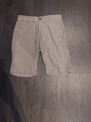 Jack&Jones shorts - Säljer dessa riktigt somriga och fina gröna Jack&Jones shortsen som aldrig kommit till användning. Dessa linneblend shorts passar bra till en linneskjorta på sommardagar. 