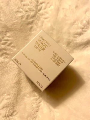Charlotte Tilbury Water Cream 30ml - Superhydraterande och lätt gelkräm från Charlotte Tilbury, Magic Water Cream, i en vit och guldig förpackning. Innehåller Hydagen, peptider och niacinamid, passar normal till oljig/kombinerad hud. Fragrance free och ger en fräsch känsla.