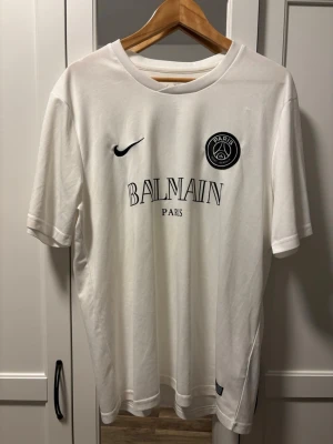 Nike Balmain T-shirt - Nike x Balmain tshirt, använd fåtal gånger, används ej därav till salu! Pm vid fler frågor! Mycket stilren tröja och fet tröja! 