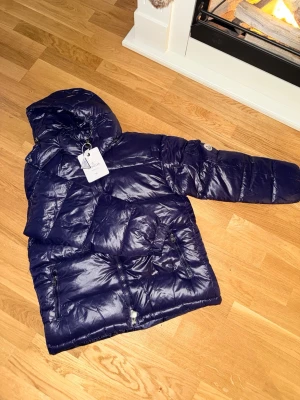 Moncler maya -  Säljer nu denna helt nya Maya-jackan i färgen mörkblå. Strl M. Bara att skriva ett meddelande vid intresse!