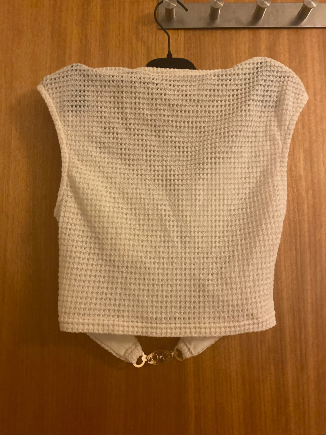 Vit croppad linnetopp med kedjedetalj - 1