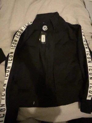  Dsquared tröja - Säljer tröjan,som är märket av dsquared helt ny med prislapp kvar. Aldrig använd. I perfekt skick.