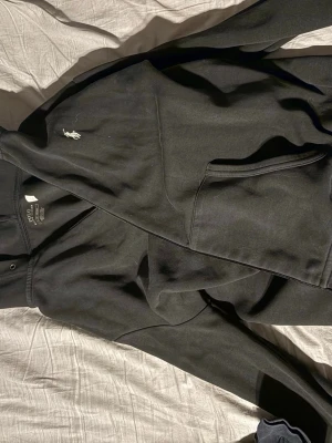 Ralph lauren zip up svart L - Otroligt fin hoodie i bra skick från ralph lauren, Strlk: L, autentiskt.