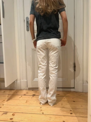 Vita lågmidjade jeans  - Jättesnygga lågmidjade jeans som tyvärr inte passar mig 