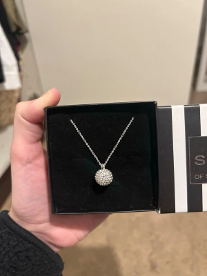 Snö of Sweden silverhalsband - Silvrigt halsband från SNÖ of Sweden. Helt oanvänd i originalförpackning. 