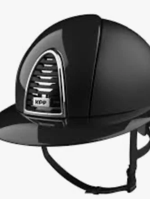 KEP hjälm - Snygg kep hjälm i stl M57. Köpte i höstas och använt ca 5 gånger sen dess.