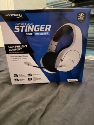 HyperX Cloud Stinger Core Wireless - Helt nya HyperX Cloud Stinger Core Wireless gamingheadset med 17 timmars batteritid, 40mm element, brusreducerande mikrofon och slitstarka stålreglage. Lätt och bekväm design, kompatibel med PS5, PS4 och PC. Produkten är ny samt obruten förpackning.