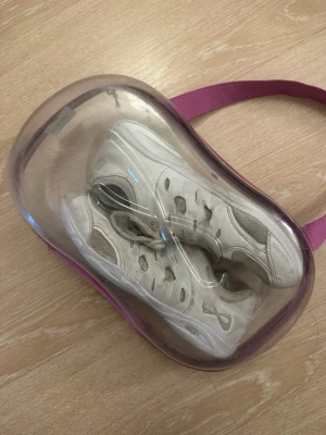 Vita cheer skor - Säljer ett par vita cheer skor i andvänd skick. Säljer vidare då dem är för stora, storlek 8 som är 38/39 typ. Lågt pris därav defekter. Kommer självklart med väska💕