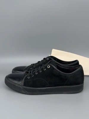 Lanvin Skor | 46 - Lanvin Skor i bra skick. Storlek 12, passar 46. Original dustbag ingår. Nypris: 5000kr. Självklart äkta! Hör av er vid funderingar 🙌