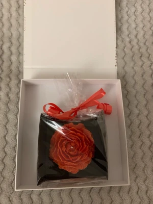 Handgjorda dekorativa ljusbommor i olika färger. -  Handgjorda dekorativa ljusbommor i olika färger. Du kan beställa färgen efter eget önskemål.