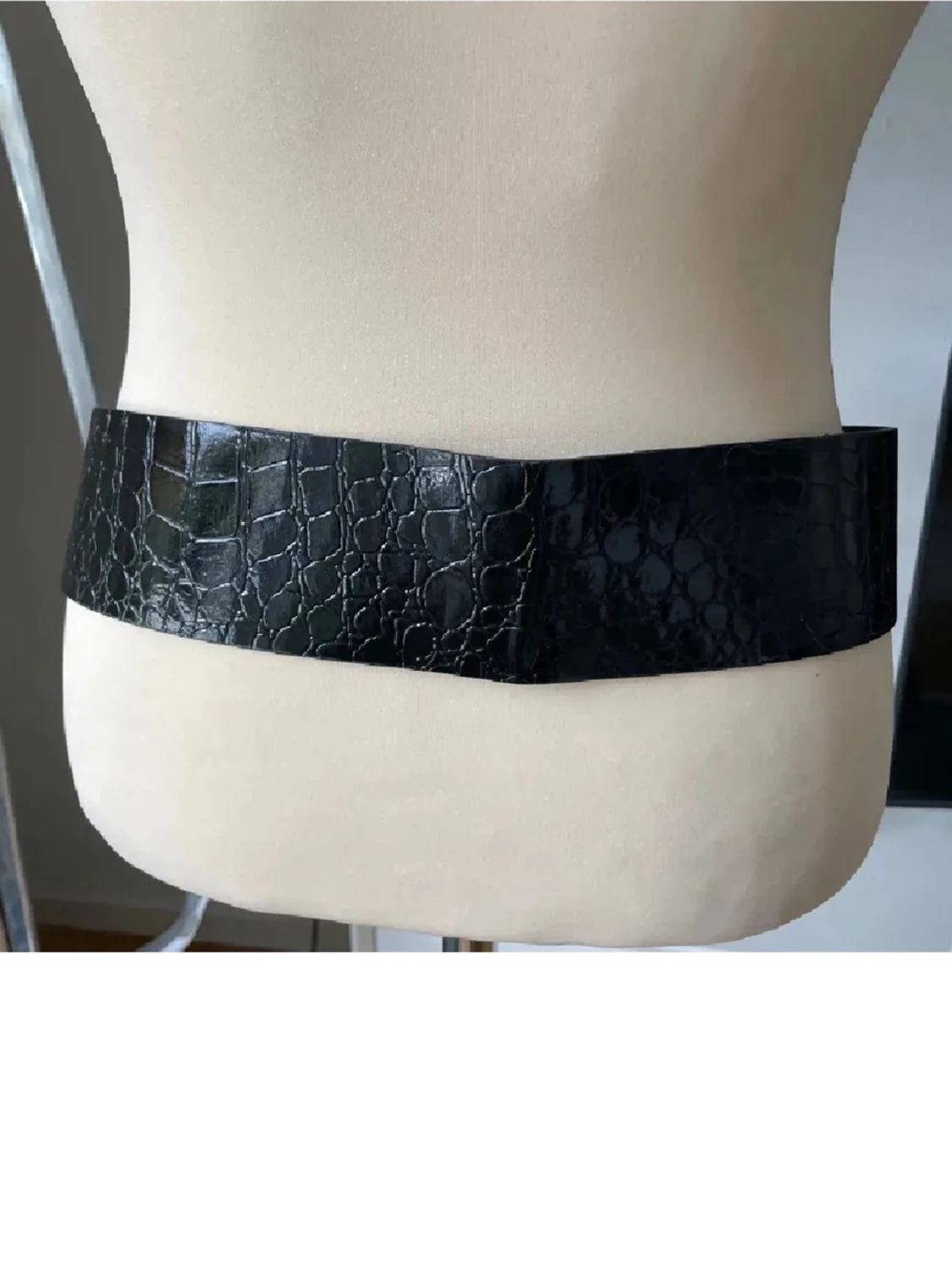 Svart bälte med bladdekor - 2