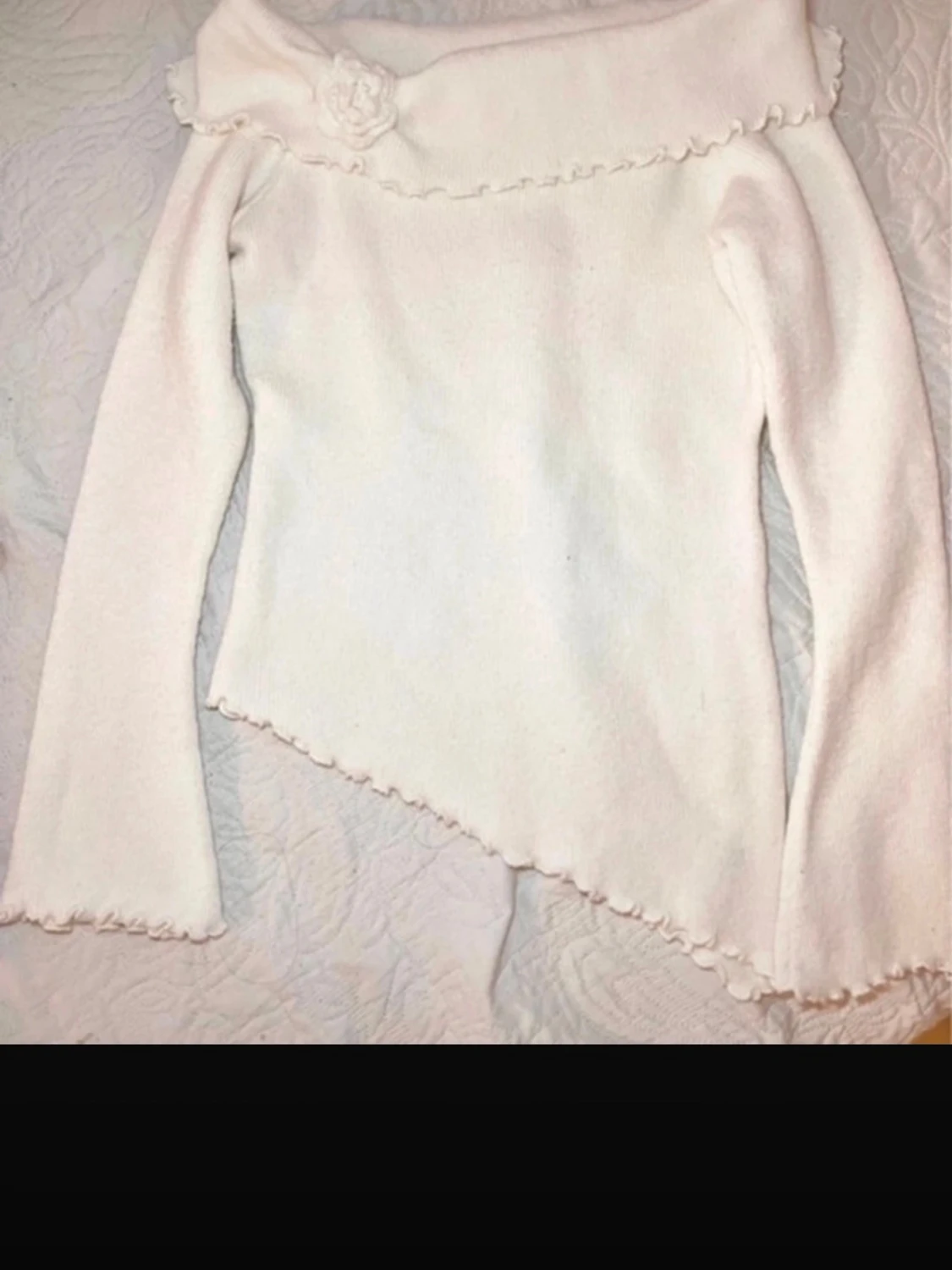 Offshoulder vit stickad tröja med blomdetalj - 1