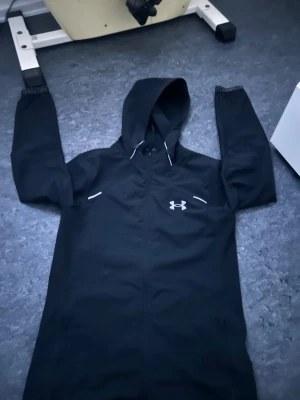Under armour vindjacka - Den är helt ny passar båda xs och s och modellen är lite lång