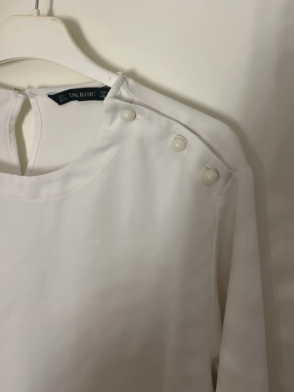 Vit långärmad blus med detalj  - 3