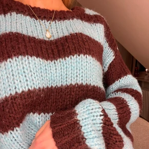 Stickad tröja - Jättefin & mysig stickad tröja från vero moda💘 Helt oanvänd och jättebra skick🫶🏼