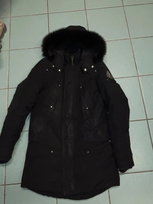  Moose Knuckles - Svart dunjacka från Moose Knuckles med fluffig päls. Storlek M haft i en vinter. Pris kan diskuteras via snabb äffer. Kvitto finns