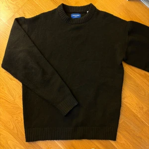 Stickad tjocktröja från Jack & Jones - Fet stickad tröja från Jack & Jones. Enkel och stilren, passar till allt. Den är i storlek M. Skriv vid frågor och funderingar. ⭐️ 