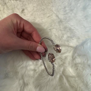 Caroline Svedbom armband  - Säljer ett av mina fina armband från Caroline Svedbom, själva armbandet är silver och stenarna är rosa. Kartong kommer med