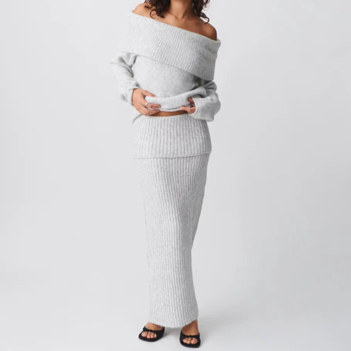 Ljusgrå ribbad långkjol och topp från Gina