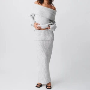 Ljusgrå ribbad långkjol och topp från Gina - Säljer detta fina virkade set från Gina, som nytt. 