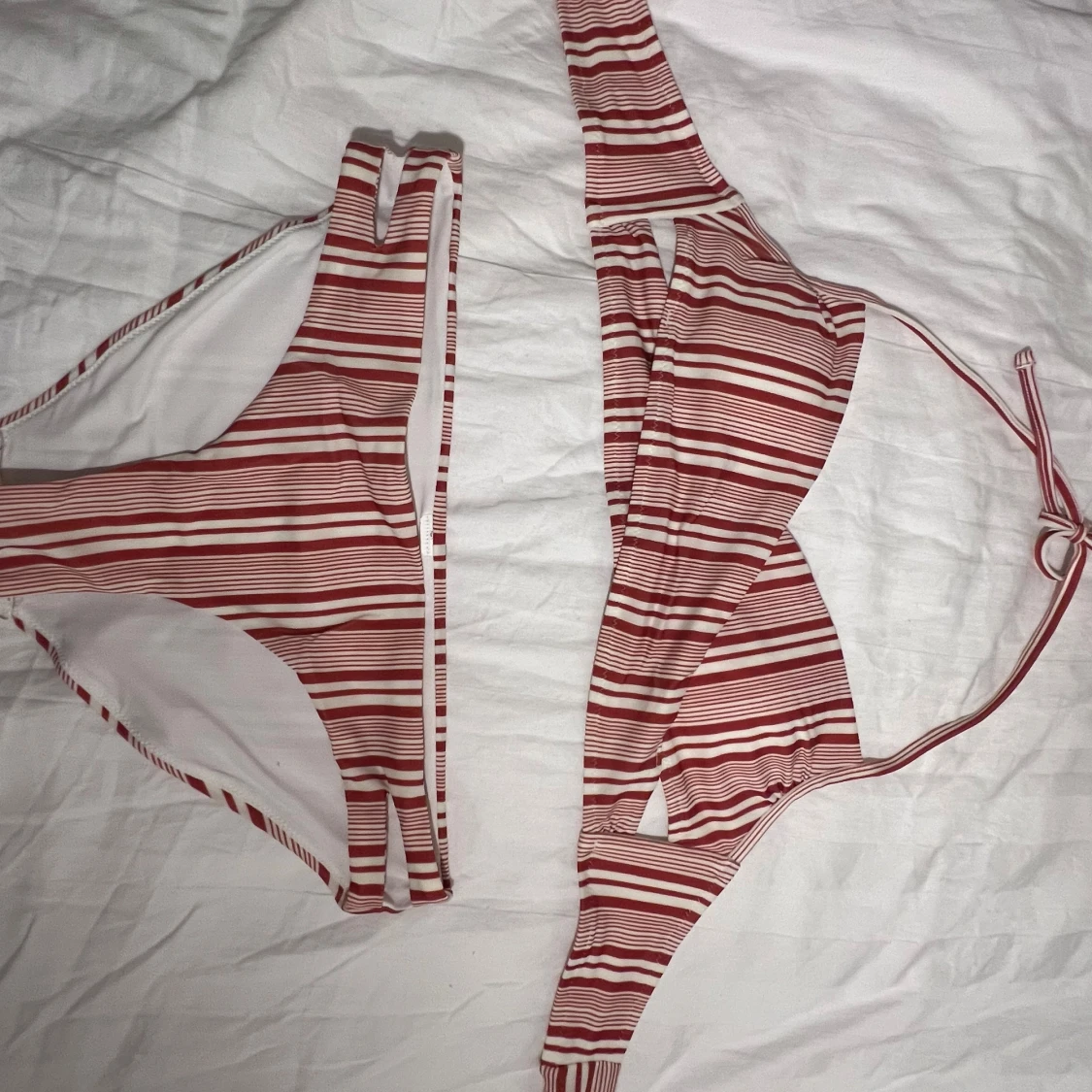 Rödvit randig bikini med knyt - 4