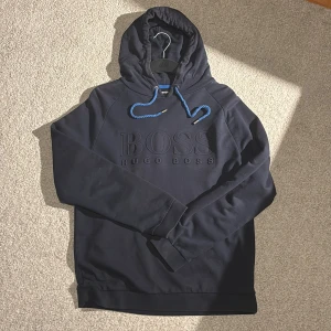 Hugo Boss hoodie  - Hugo boss hoodie i en väldigt mörkblå färg. Den är såklart äkta så som allt annat jag säljer. Skriv för fler foton, frågor etc.