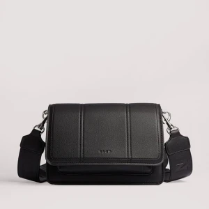 Svart Axelremsväska från NA-KD - Svart jättefin axelremsväska från NA-KD, använd ett fåtal gånger så i jättefint skick! Nypris: 549kr💓