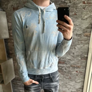 Ralph Lauren hawaii hoodie - Mycket fint skick, inga defekter. Storlek 48/S passar dig som är mellan 175-185cm ungefär. Nypris ca 2500kr. Modellen är 185 cm, 79 kg. Passar bra nu till vintern. Skriv för mer information!🤝