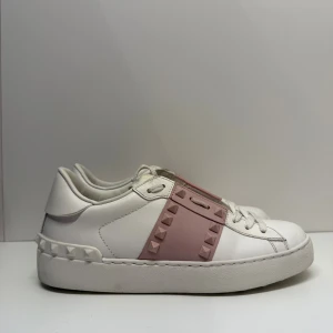 Valentino Rockstud rosa - Riktigt snygga valentino rockstuds strl 36,5 mycket bra skick nästan nya