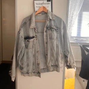  jeansjacka med tryck - Säljer en grå jeansjacka med coolt grafiskt tryck ordinarie pris 1700kr