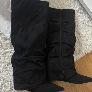 Boots nelly - Knähöga boots som aldrig använts och som är i helt nyskick. Klackhöjden är 8 cm💗postar samma dag som köpet🥰Skorna postas i samma paket som de levererades i!