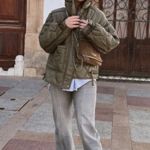 Olivgrön quiltad pufferjacka - Säljer en olivgrön quiltad pufferjacka med dragkedja och knappar framtill. inte mina bilder men skulle säga att jackan är lite mer olivgrön än vad det ser ut på bilden