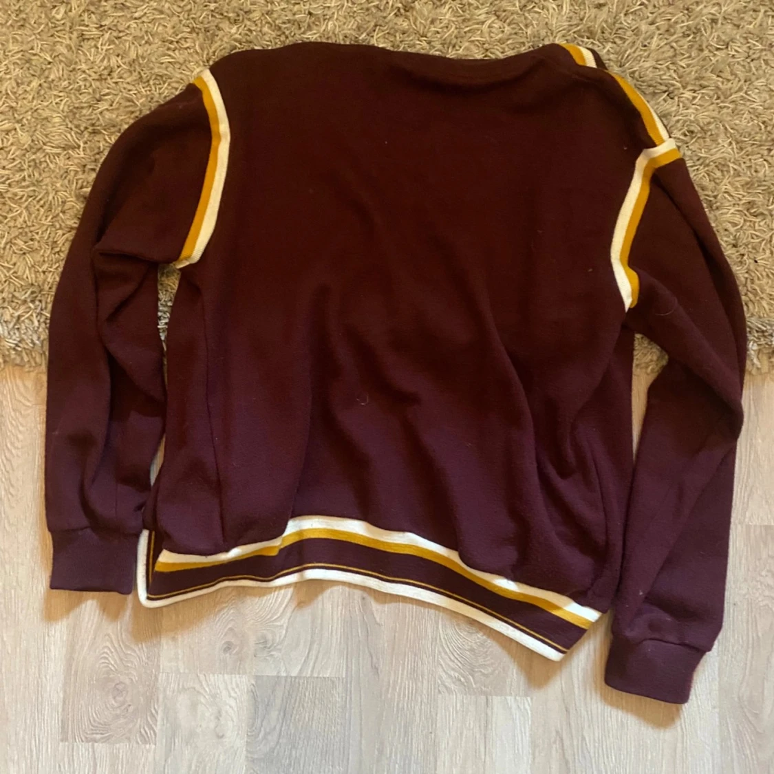 Vinröd Fred Perry kofta med gula ränder - 91