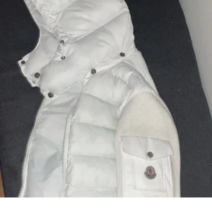 Hej jag sa - Hej jag säljer min moncler cardigan helt ny men den är för liten för mig 