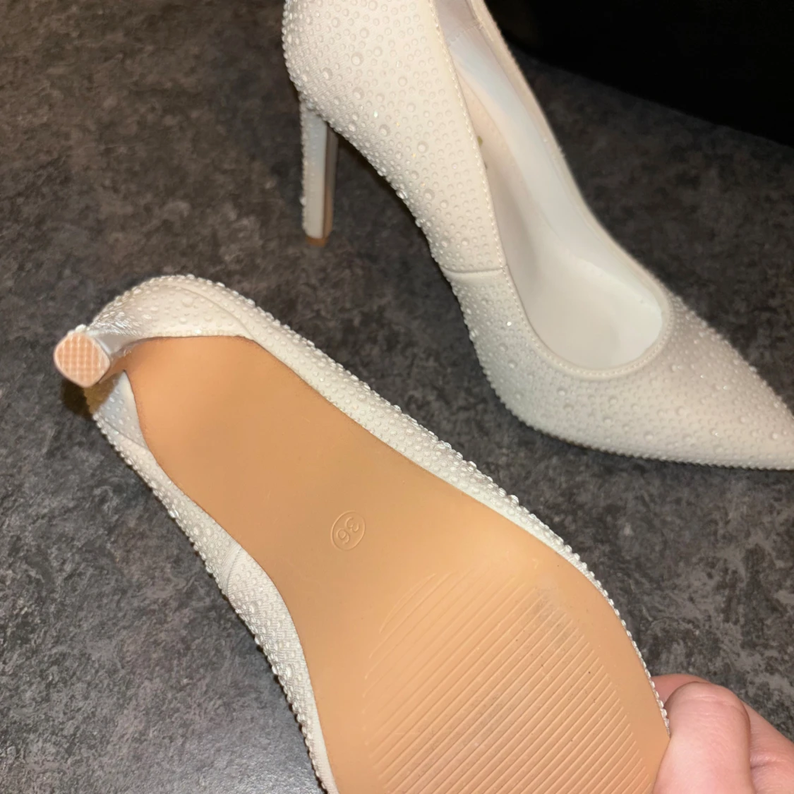 Vita pumps med pärldetaljer från Shein - 2