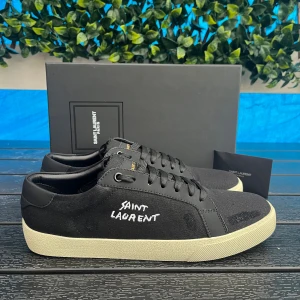Saint Laurent skor - Tjena, säljer ett par svarta Saint Laurent court classic skor med en stilren design som passar till allt.