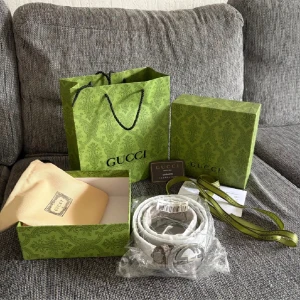 Märkes Bälte - Mer bilder vid intresse bälte med ikoniskt GG-spänne i guld. Perfekt för att lyfta både vardags- och festoutfits. Justerbar passform för maximal komfort. Ink originalförpackning och sales memo