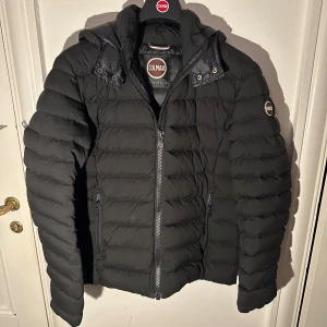 Colmar jacka - Colmar jacka i mycket bra skick. Använd ett fåtal gånger och säljer pågrund av det. Storlek 48. Digitalt kvitto finns vid intresse