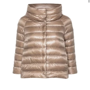 Beige jacka från Herno - Säljer en super snygg beige pufferjacka från Herno då den tyvärr inte kommer till användning längre. Jackan har fått små små mörka märken vid kragen från en väska och lite missfärgning men ingeting som märks av, kan skicka fler bilder vid behov!🙌🏻💓