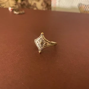 Antik silverring  - Fin och unik justerbar ring, stålfärgad. I jättefint skick. Nickelfri. Köpt från Ethnasia Jewelry. 