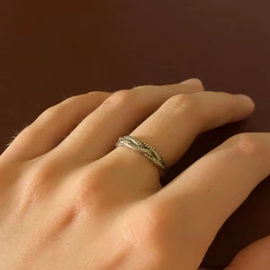 Flätad silverring  - Fin justerbar stålfärgad ring med fina detaljer i fint skick. Nickelfri. Köpt från Ethnasia Jewelry.