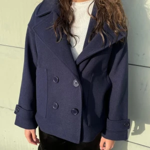 Mörkblå skepparkavaj från Design by S1 - Design by si jacka i storlek S den är hel och bra men inne i jackan har de gått sönder men annars är den som ny 