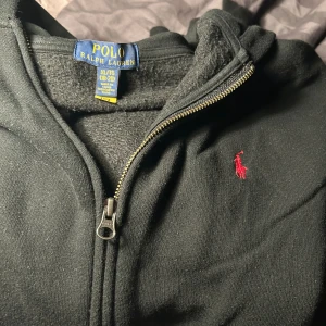 Polo Ralph Lauren hoodie - Svart hoodie från Polo Ralph Lauren i storlek Xs man!!! Men den är i barn storlek XL vilket då motsvarar Xs Man!