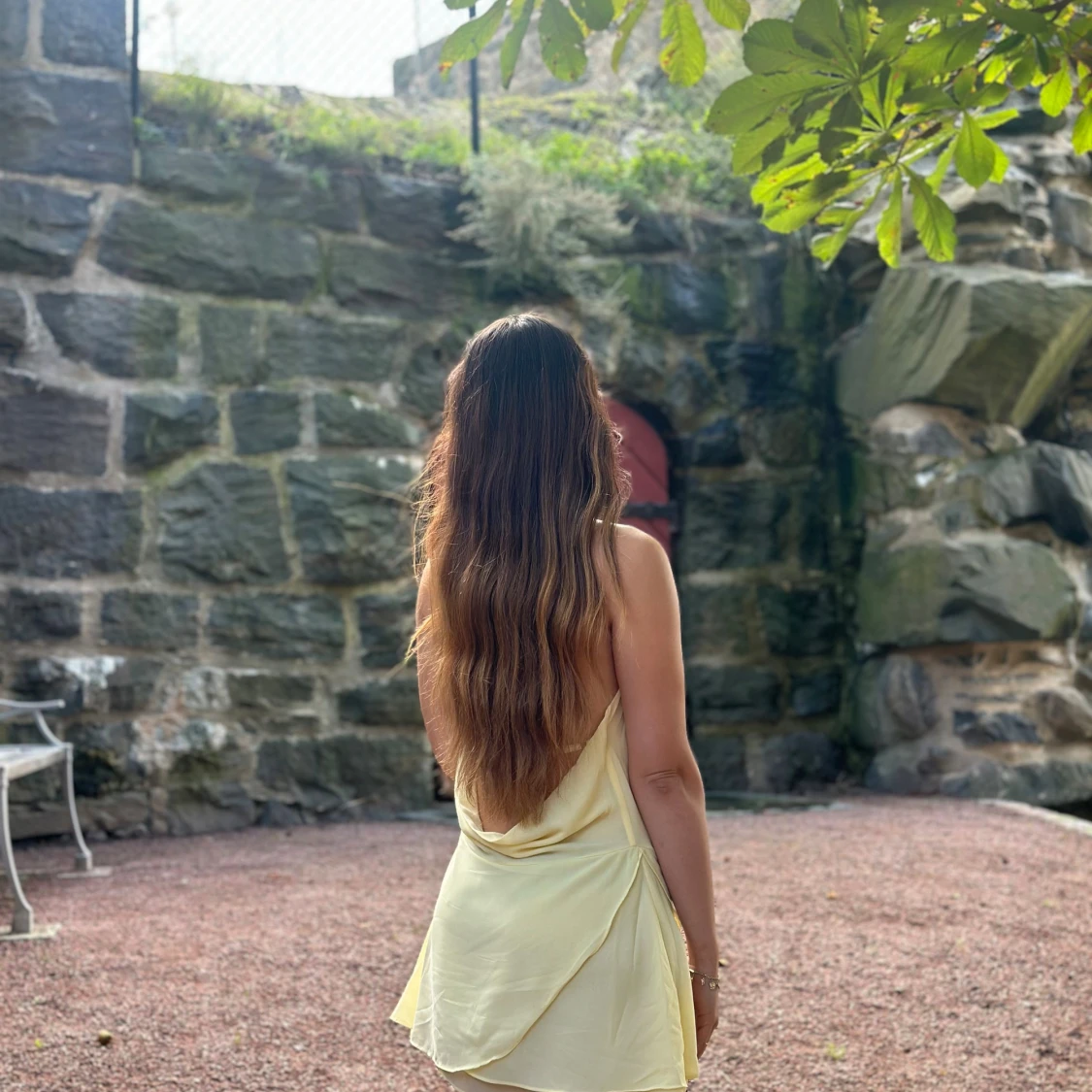 Ljusgul omlottklänning med drapering