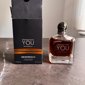 Armani Stronger With You Intensely EDP-100ml - Armani Stronger With You Intensely EDP 100ml (finns 2 st). Endast använd ett fåtal gånger – i princip som ny. En varm, kryddig och söt doft med noter av vanilj, kastanj och cederträ. Perfekt för höst och kväll. Nypris ca 1150 kr Mitt pris: 800kr . Frakt senast dagen efter köp! Pris kan diskuteras vid smidig affär✨