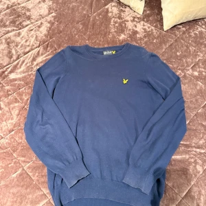 Mörk blå Lyle & Scott sweatshirt - Säljer denna mörk blåa Lyle & Scott sweatshirt. Den är i ganska bra skick, men har inte använts jätte mycket på senaste. Storlek S. 