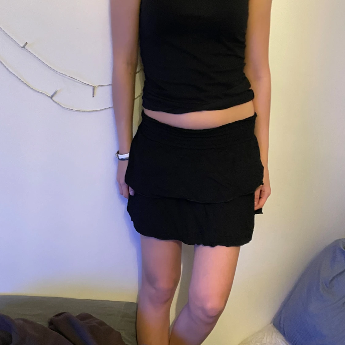 Svart volangkjol med resårmidja - 2