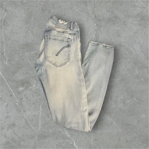 Dondup jeans bulk‼️ - Två par dondup vid färgen ljusblå och svart. Modeller är George på båda och storlek W30 ljusblå, W29 svarta. Defekt i slutet‼️